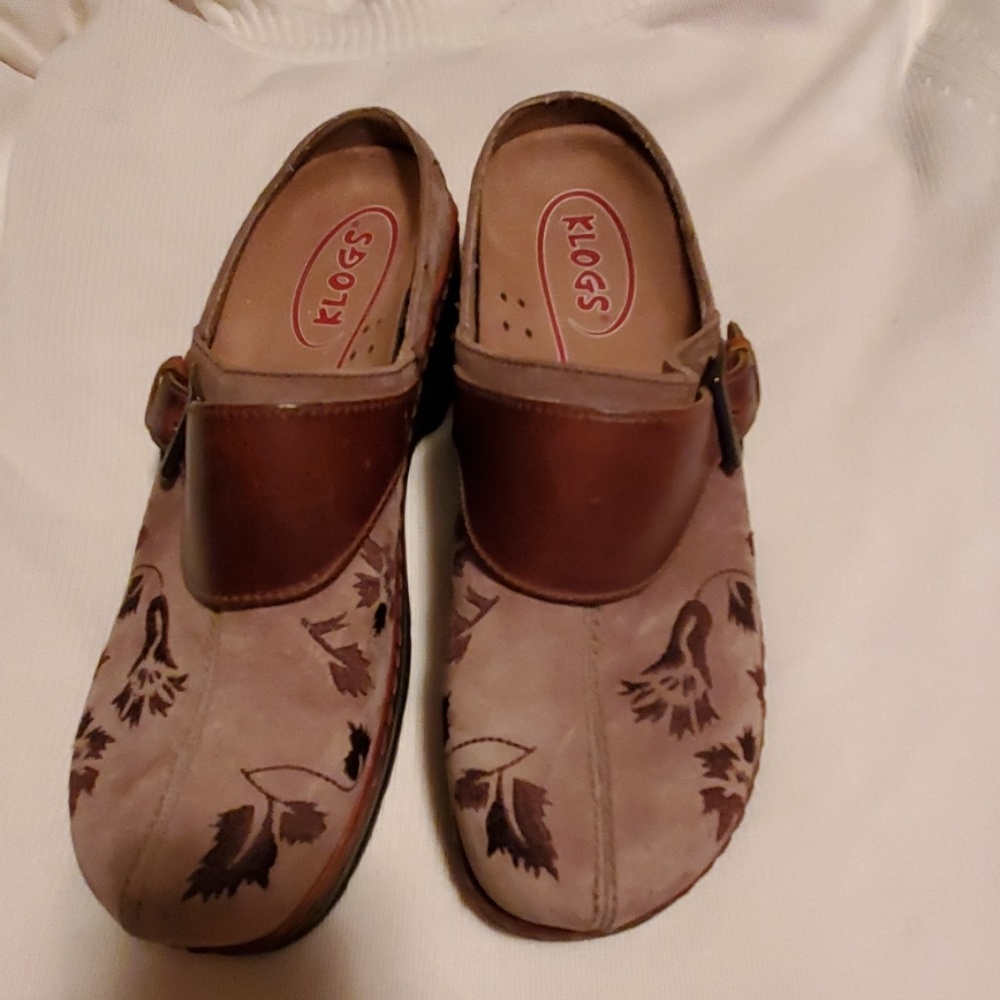 Taupe suede Klogs